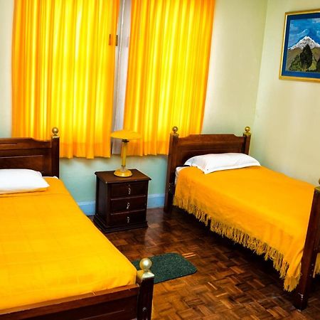 The Yellow House Quito Luaran gambar